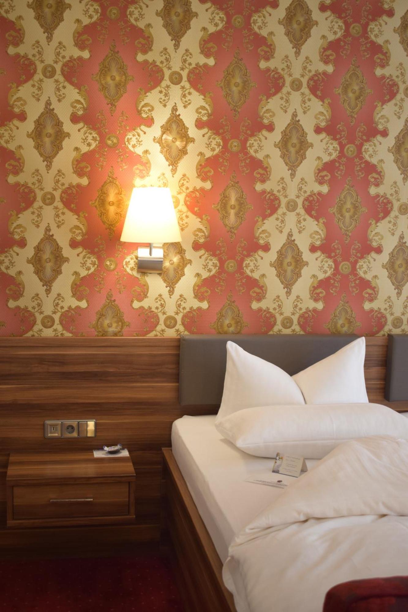 Akzent Hotel Goldner Hirsch คาเมนซ์ ภายนอก รูปภาพ