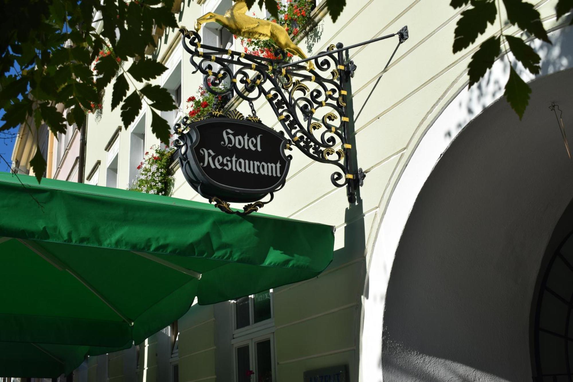 Akzent Hotel Goldner Hirsch คาเมนซ์ ภายนอก รูปภาพ