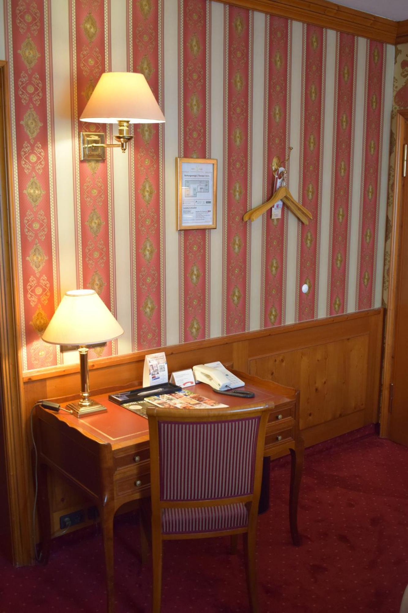 Akzent Hotel Goldner Hirsch คาเมนซ์ ภายนอก รูปภาพ