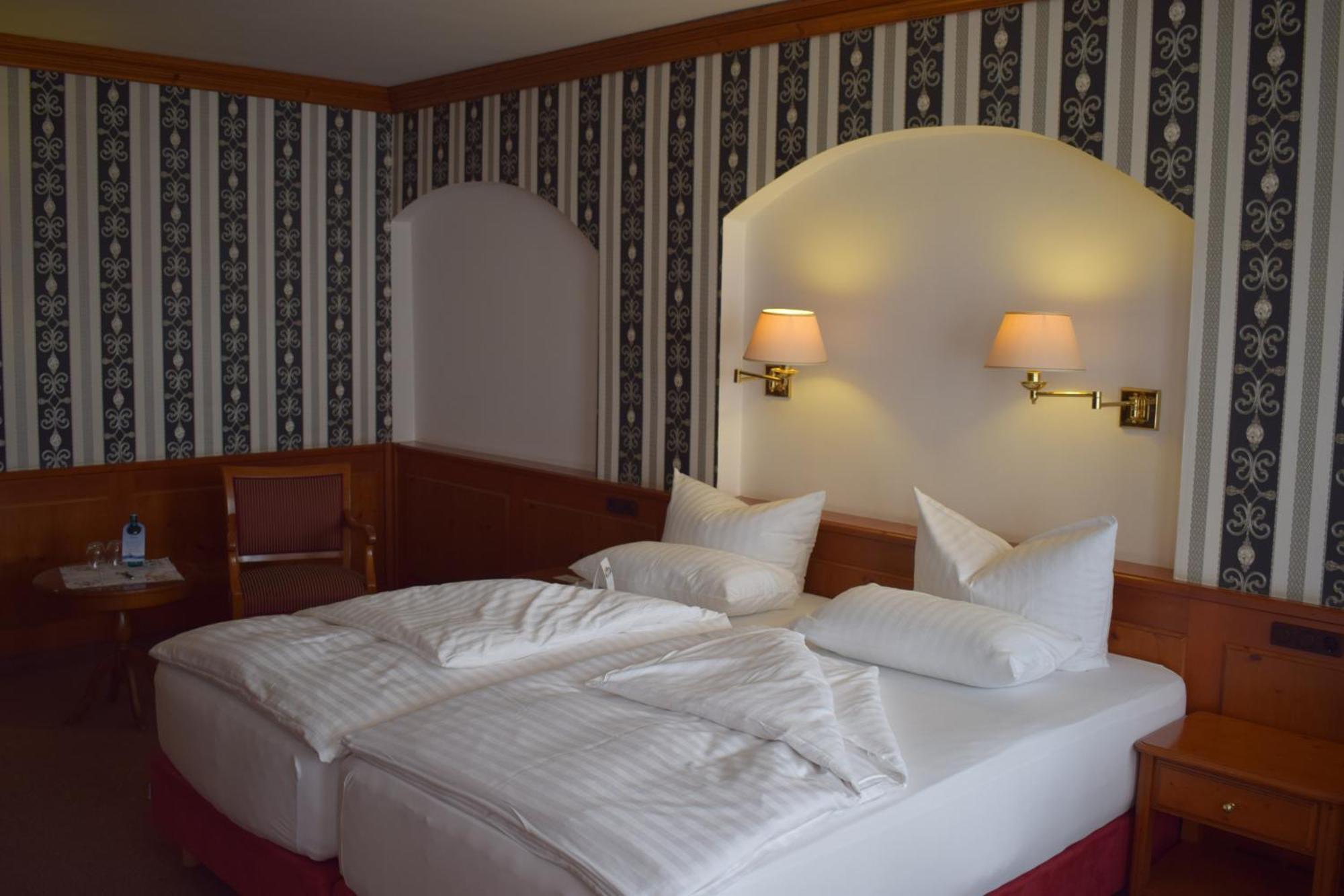 Akzent Hotel Goldner Hirsch คาเมนซ์ ภายนอก รูปภาพ