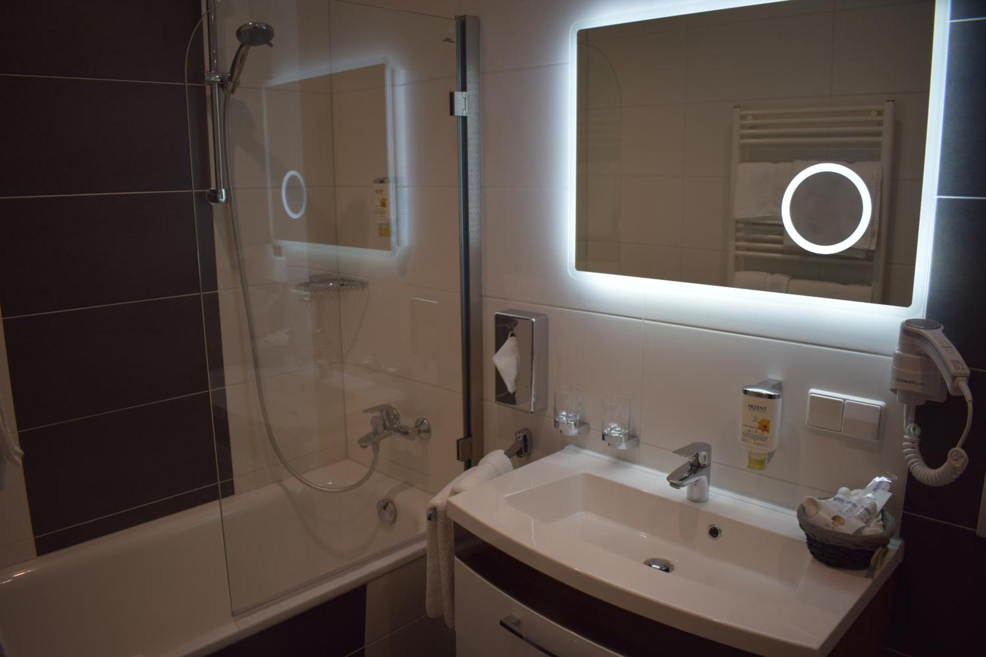 Akzent Hotel Goldner Hirsch คาเมนซ์ ภายนอก รูปภาพ