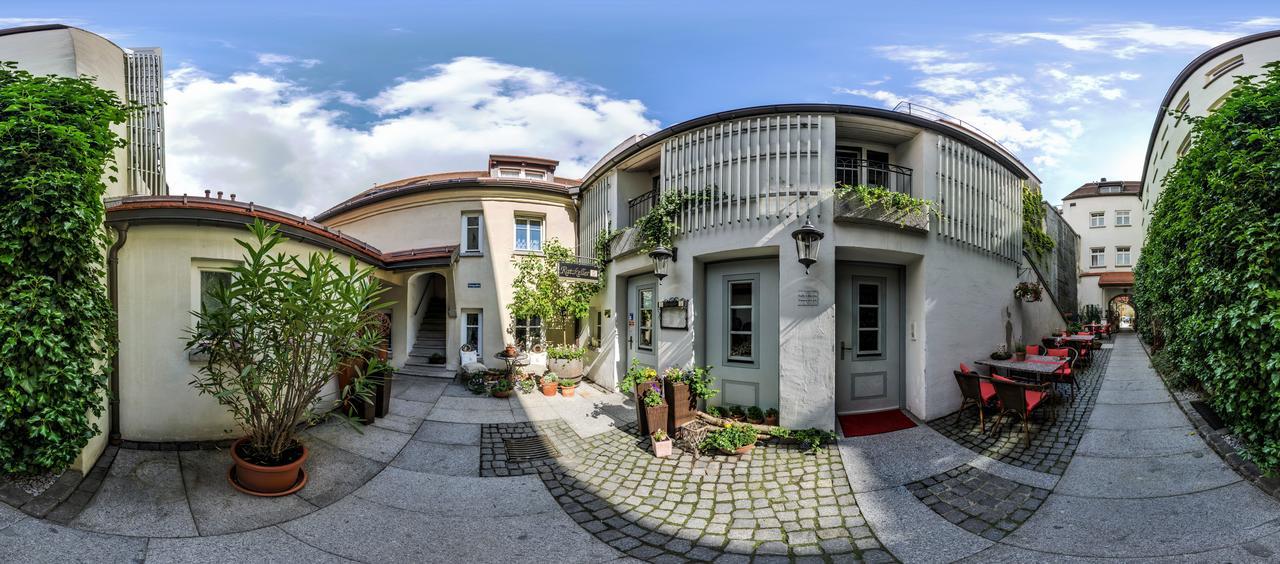 Akzent Hotel Goldner Hirsch คาเมนซ์ ภายนอก รูปภาพ