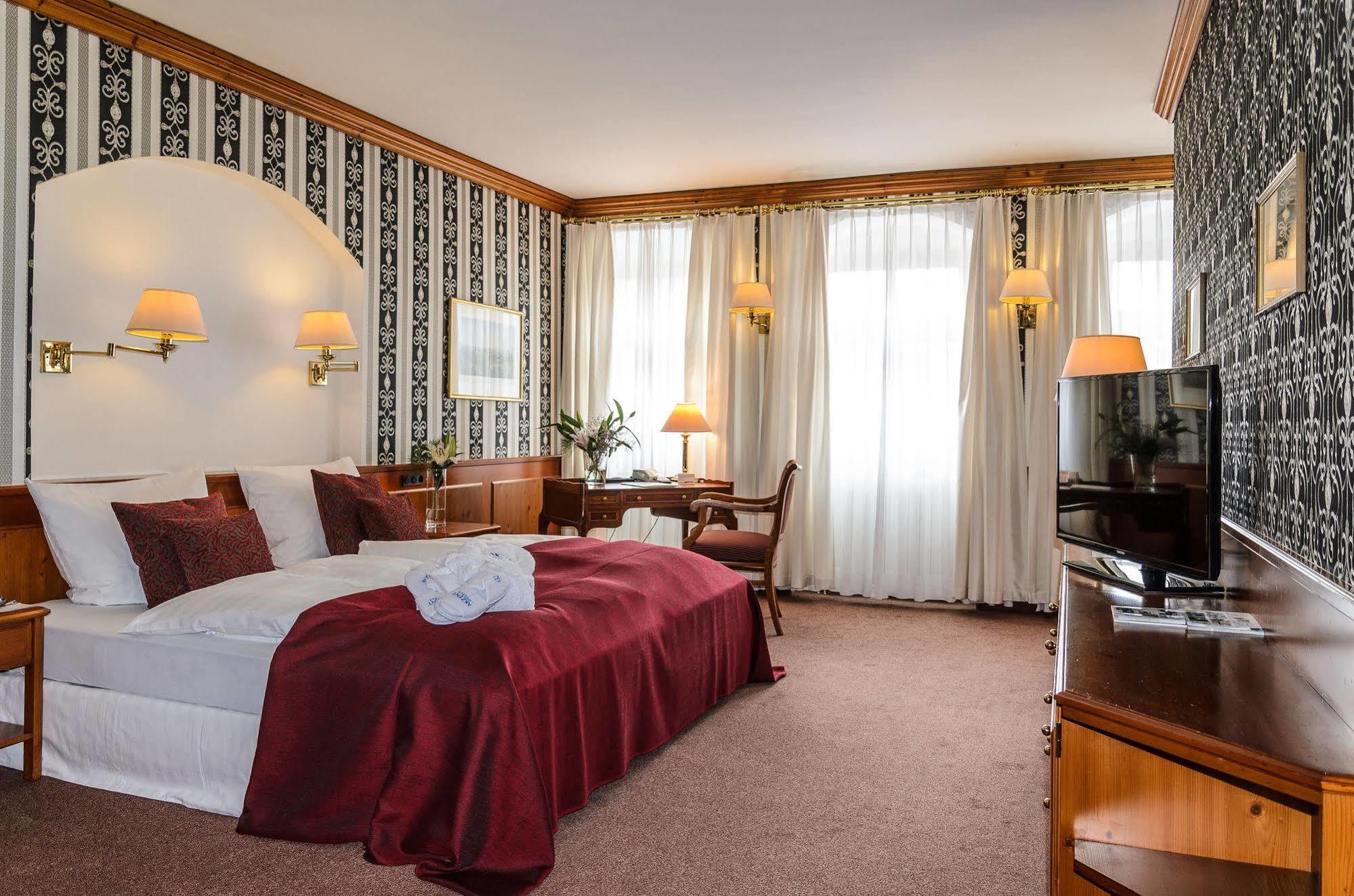 Akzent Hotel Goldner Hirsch คาเมนซ์ ภายนอก รูปภาพ