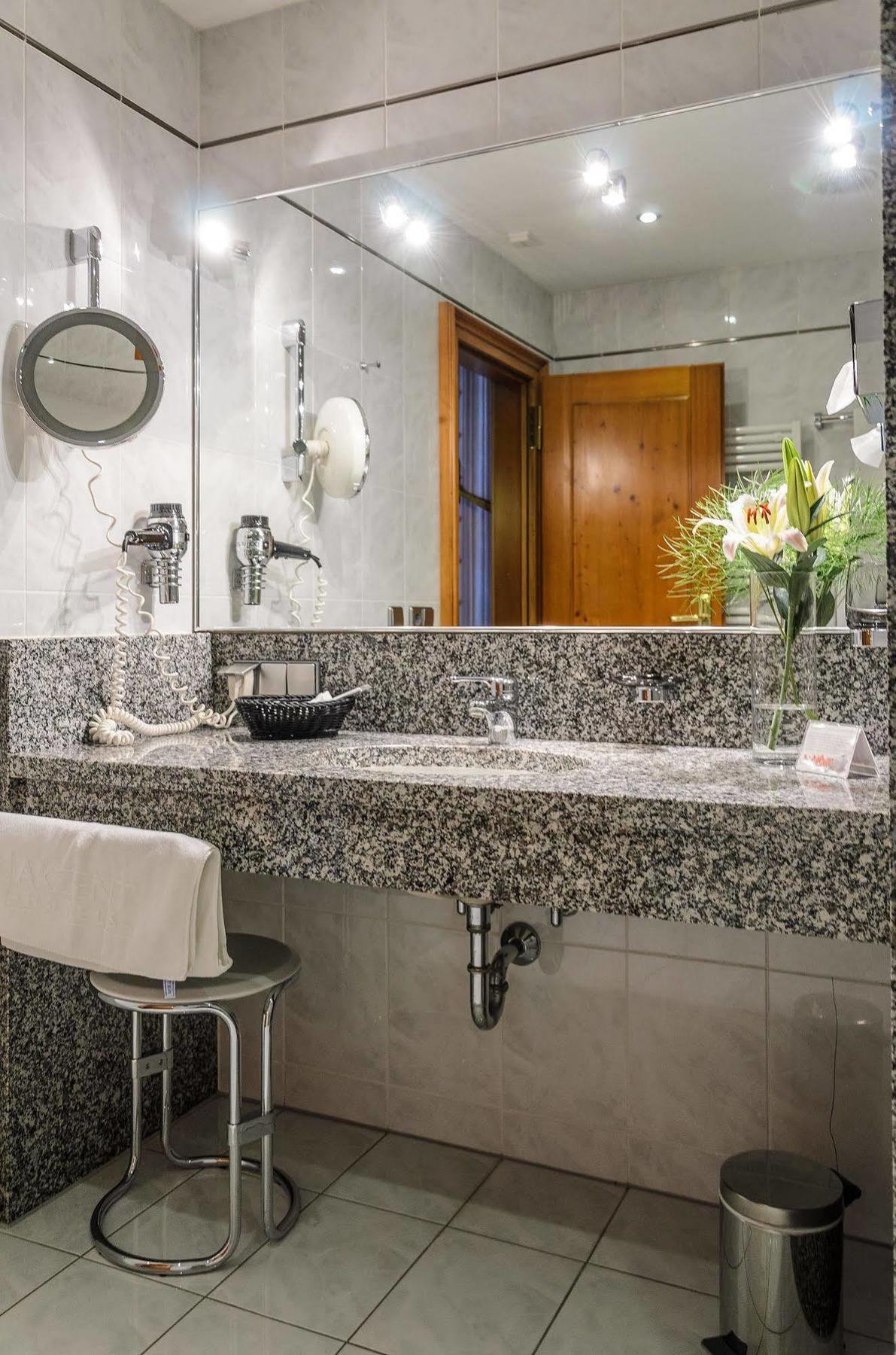 Akzent Hotel Goldner Hirsch คาเมนซ์ ภายนอก รูปภาพ