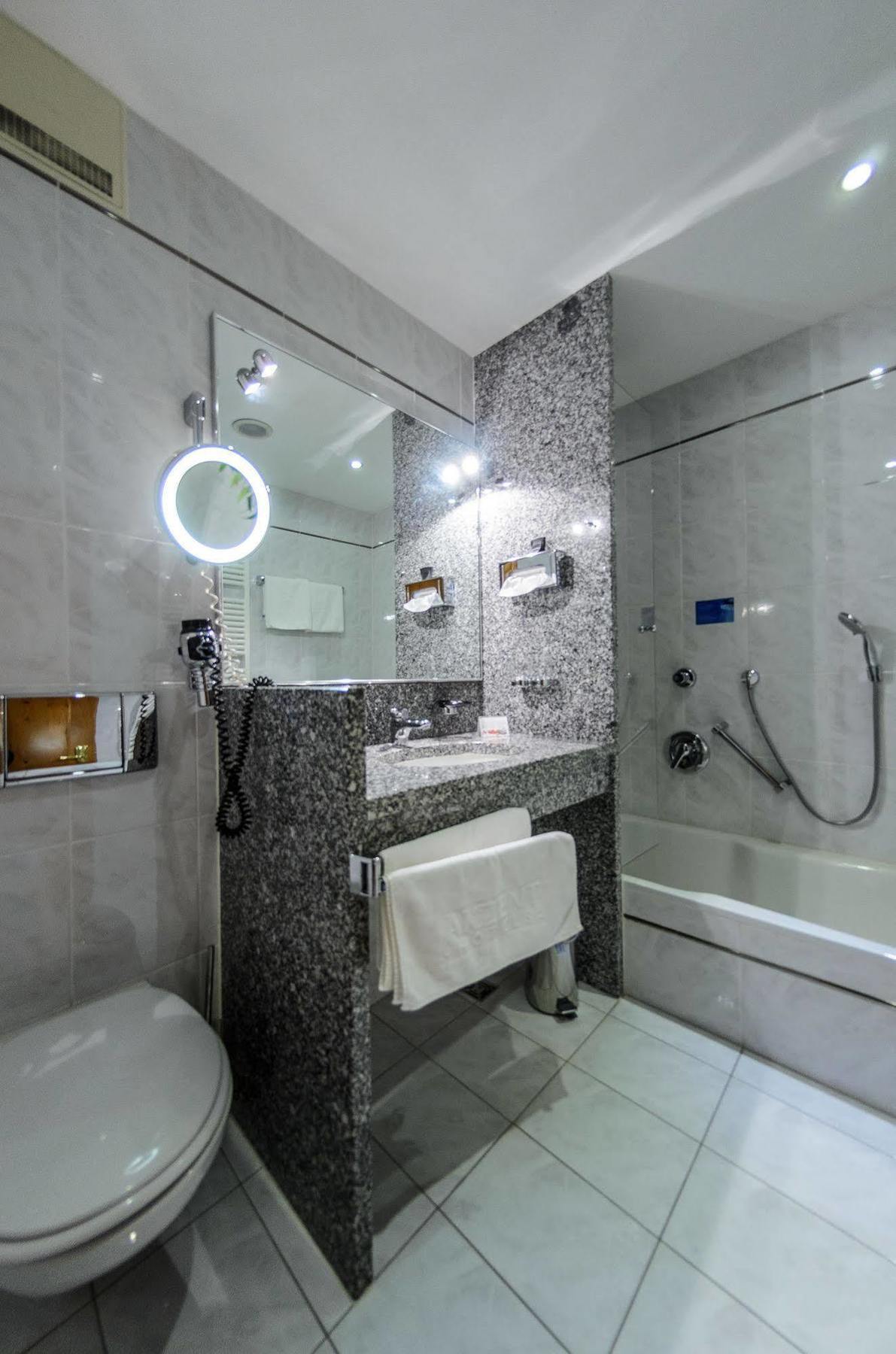 Akzent Hotel Goldner Hirsch คาเมนซ์ ภายนอก รูปภาพ