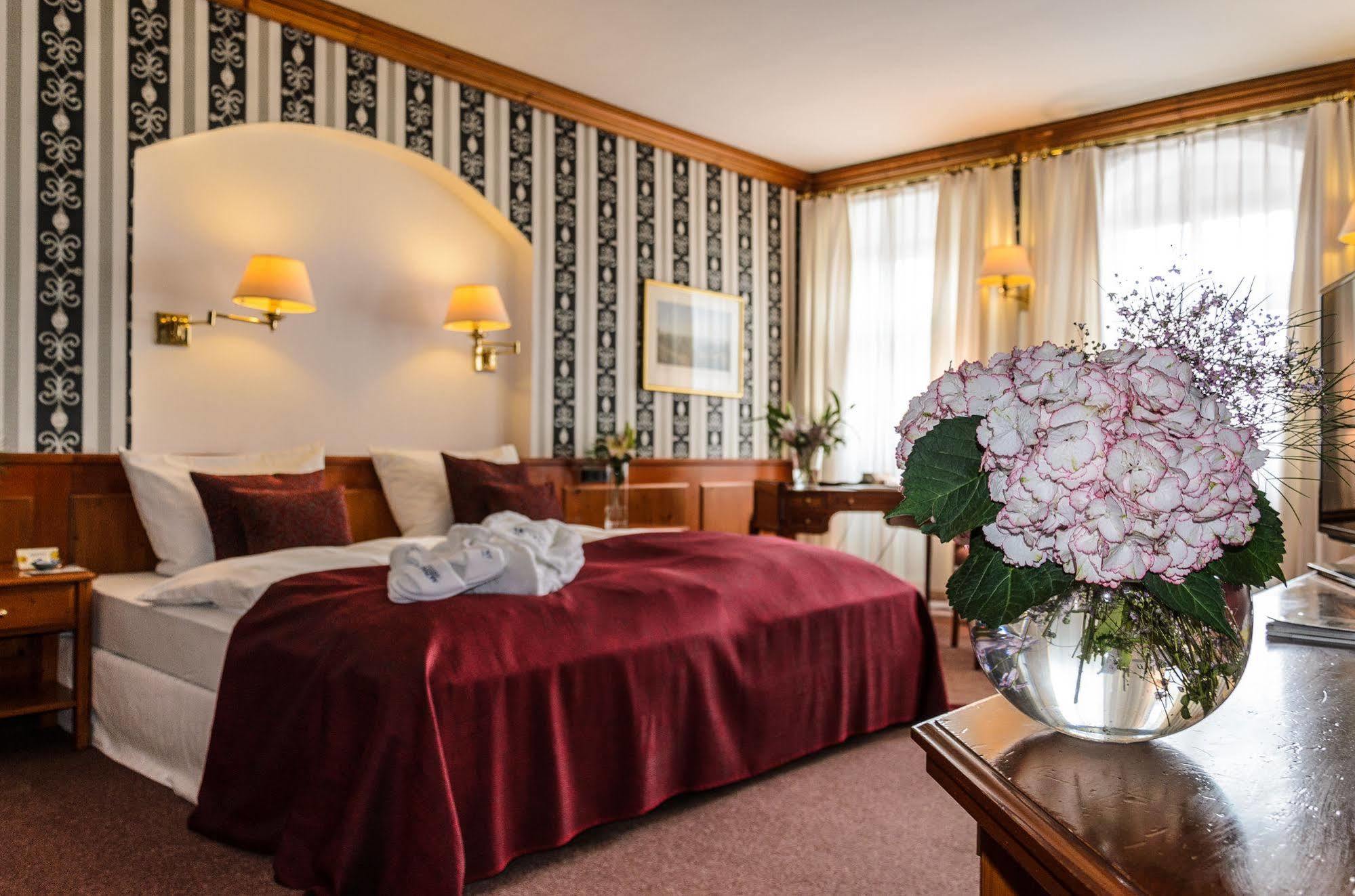 Akzent Hotel Goldner Hirsch คาเมนซ์ ภายนอก รูปภาพ