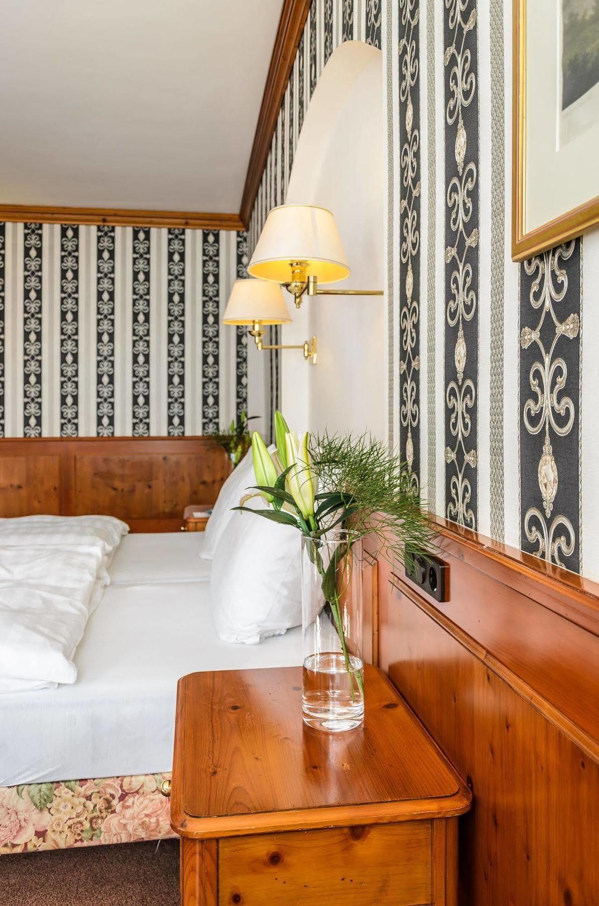 Akzent Hotel Goldner Hirsch คาเมนซ์ ภายนอก รูปภาพ