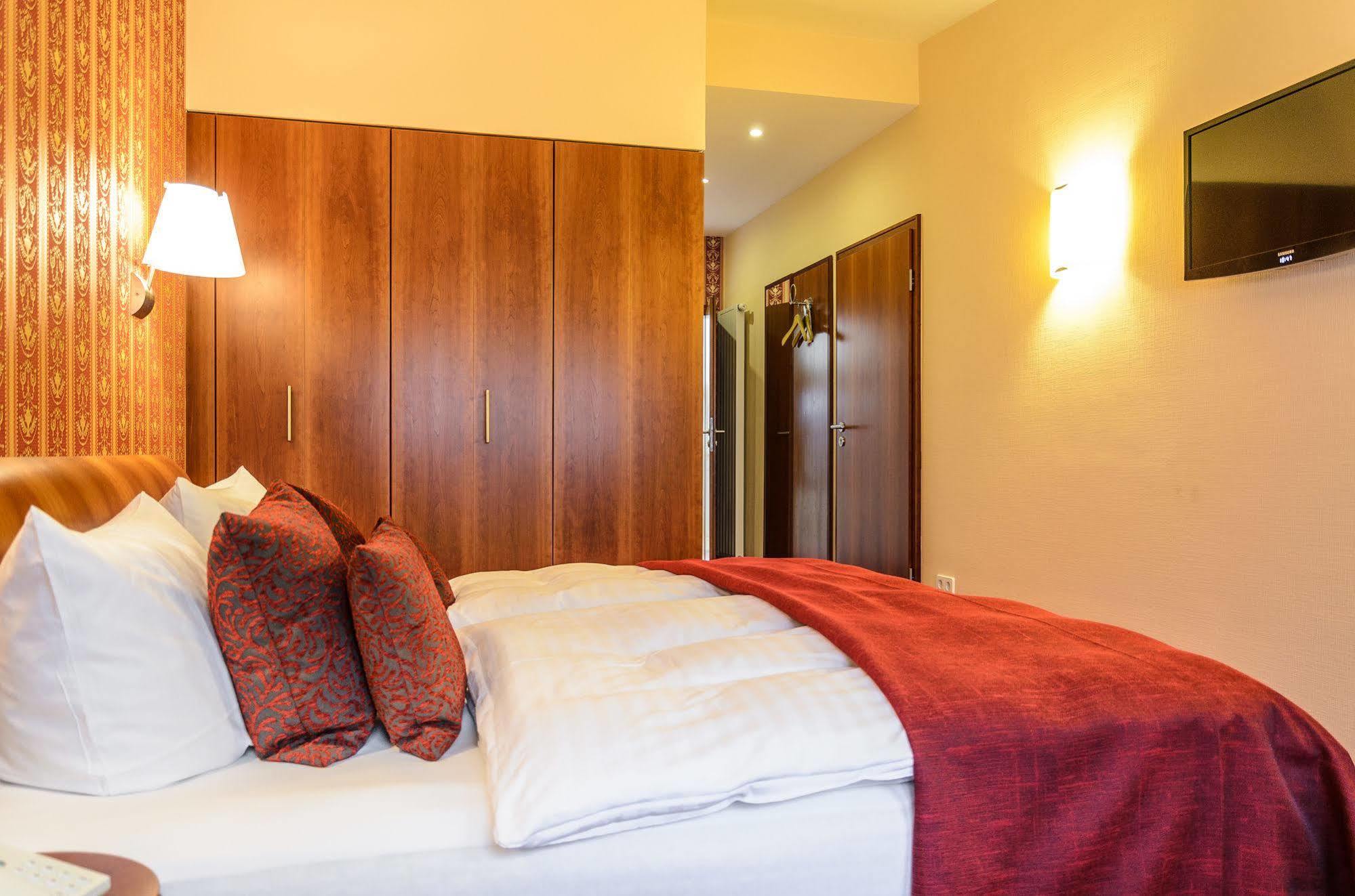 Akzent Hotel Goldner Hirsch คาเมนซ์ ภายนอก รูปภาพ