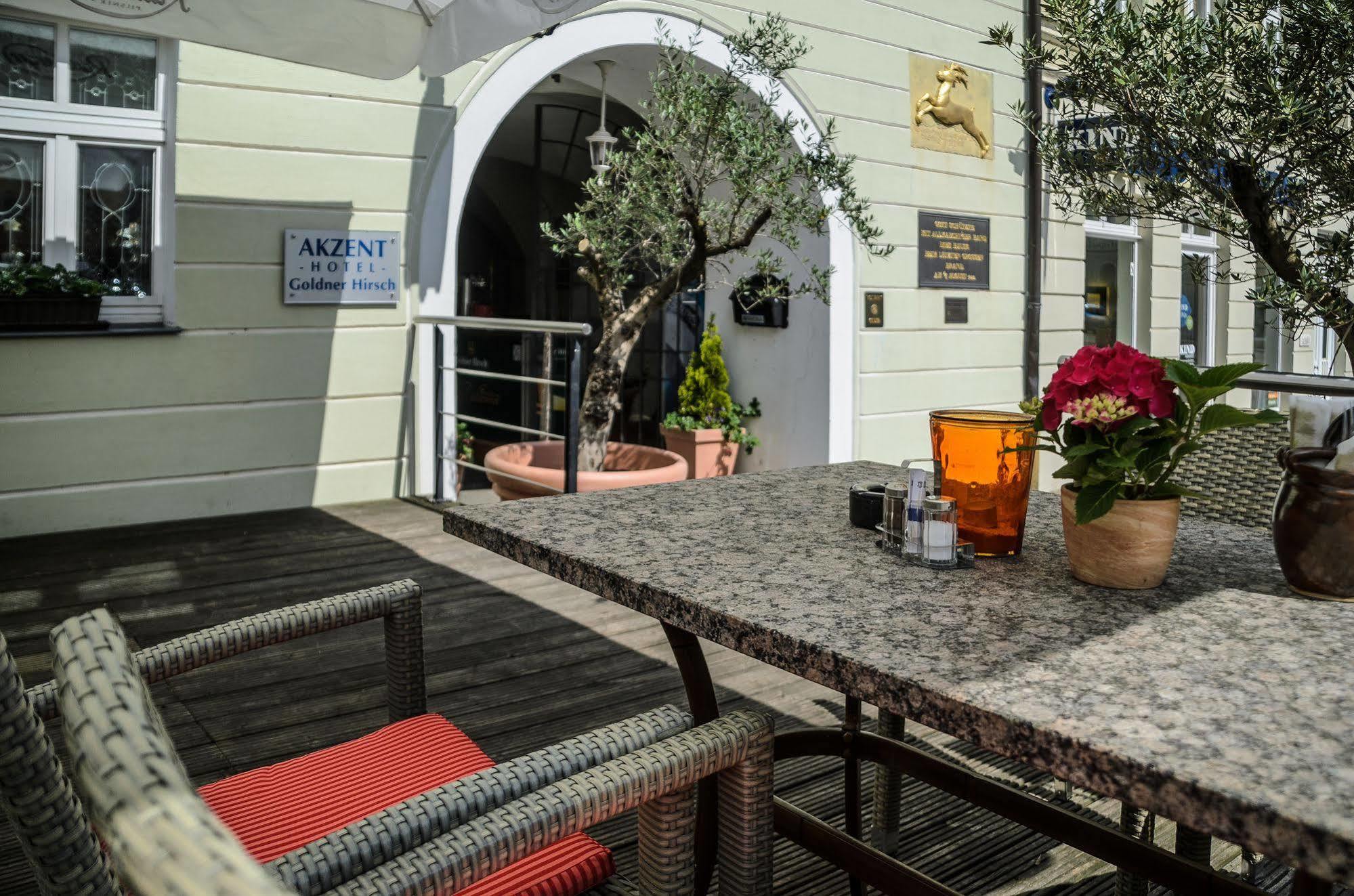Akzent Hotel Goldner Hirsch คาเมนซ์ ภายนอก รูปภาพ