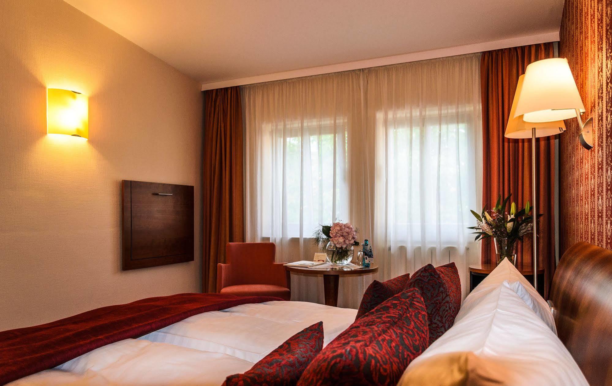 Akzent Hotel Goldner Hirsch คาเมนซ์ ภายนอก รูปภาพ
