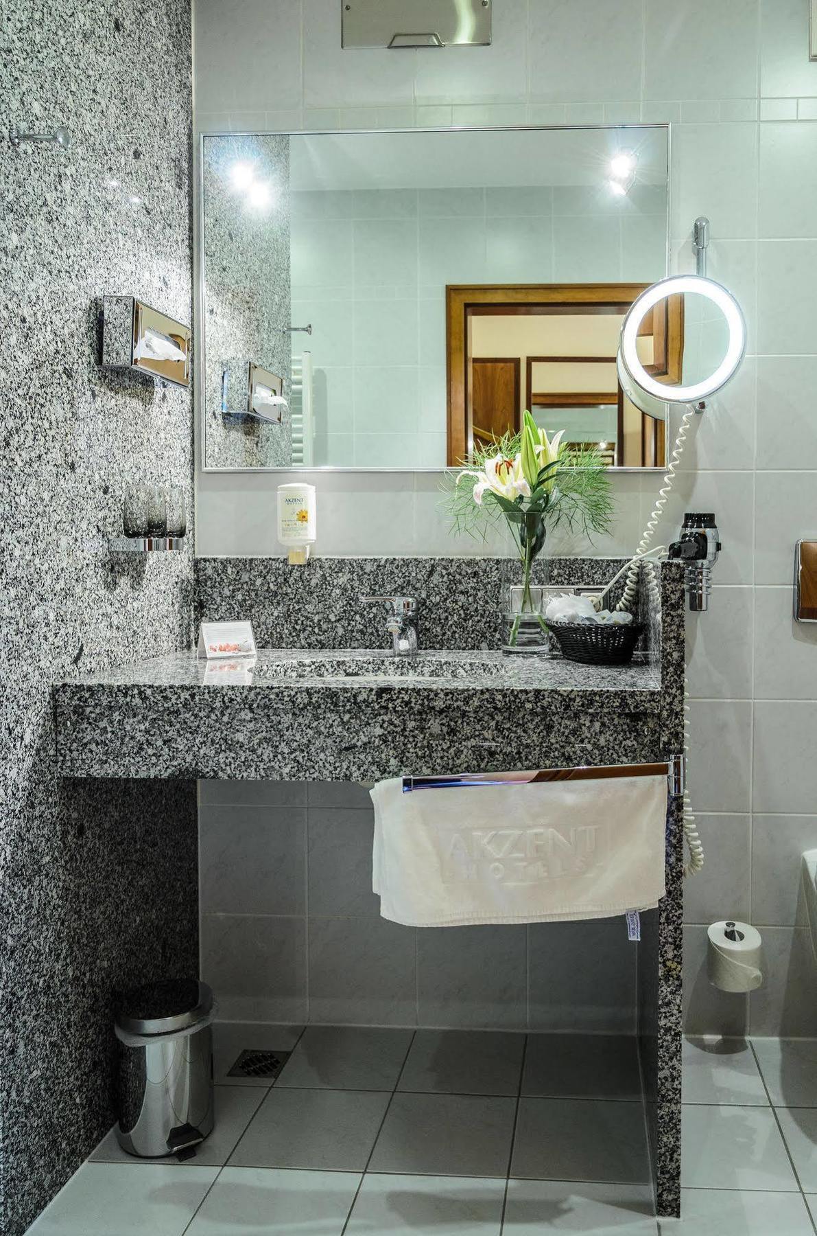 Akzent Hotel Goldner Hirsch คาเมนซ์ ภายนอก รูปภาพ